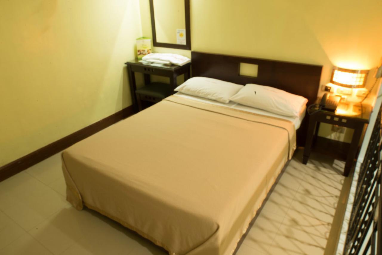 Vista Hotel Recto Manilla Buitenkant foto